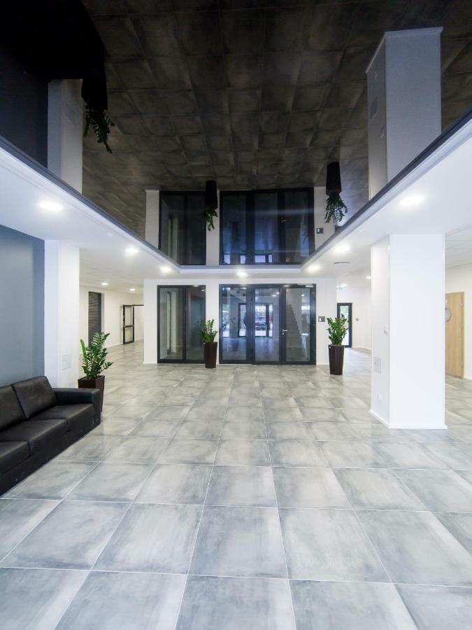 尤斯托尼莫斯基Apartament Turkusowy公寓 外观 照片